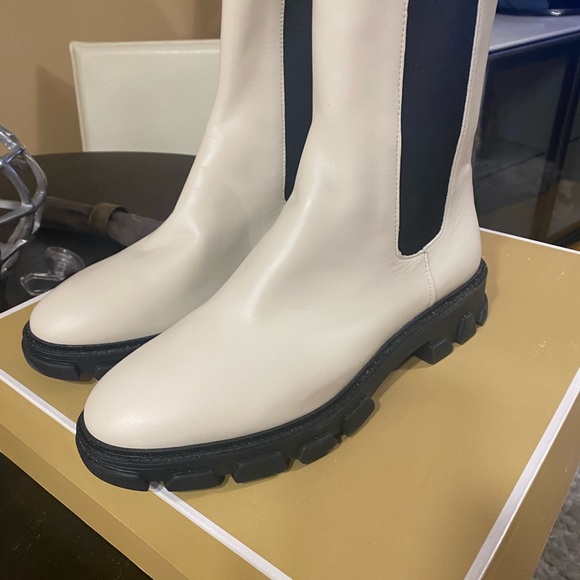 Michael Kors Ridley Chelsea boot. Light cream. Size 10m - Picture 2 of 6